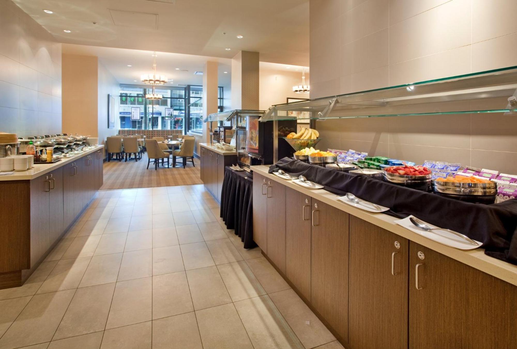Holiday Inn Vancouver-Centre Broadway By Ihg Bagian luar foto