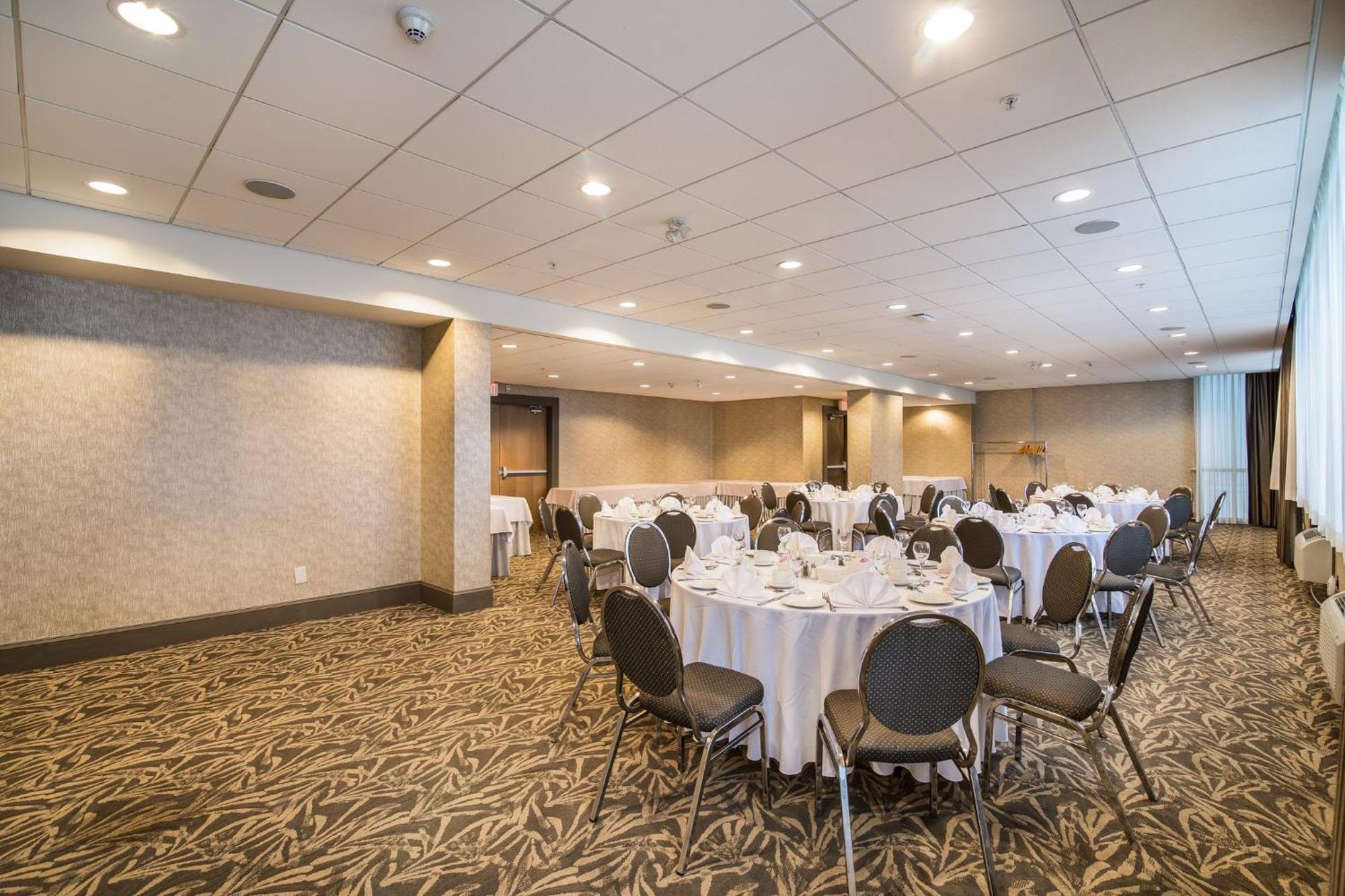Holiday Inn Vancouver-Centre Broadway By Ihg Bagian luar foto
