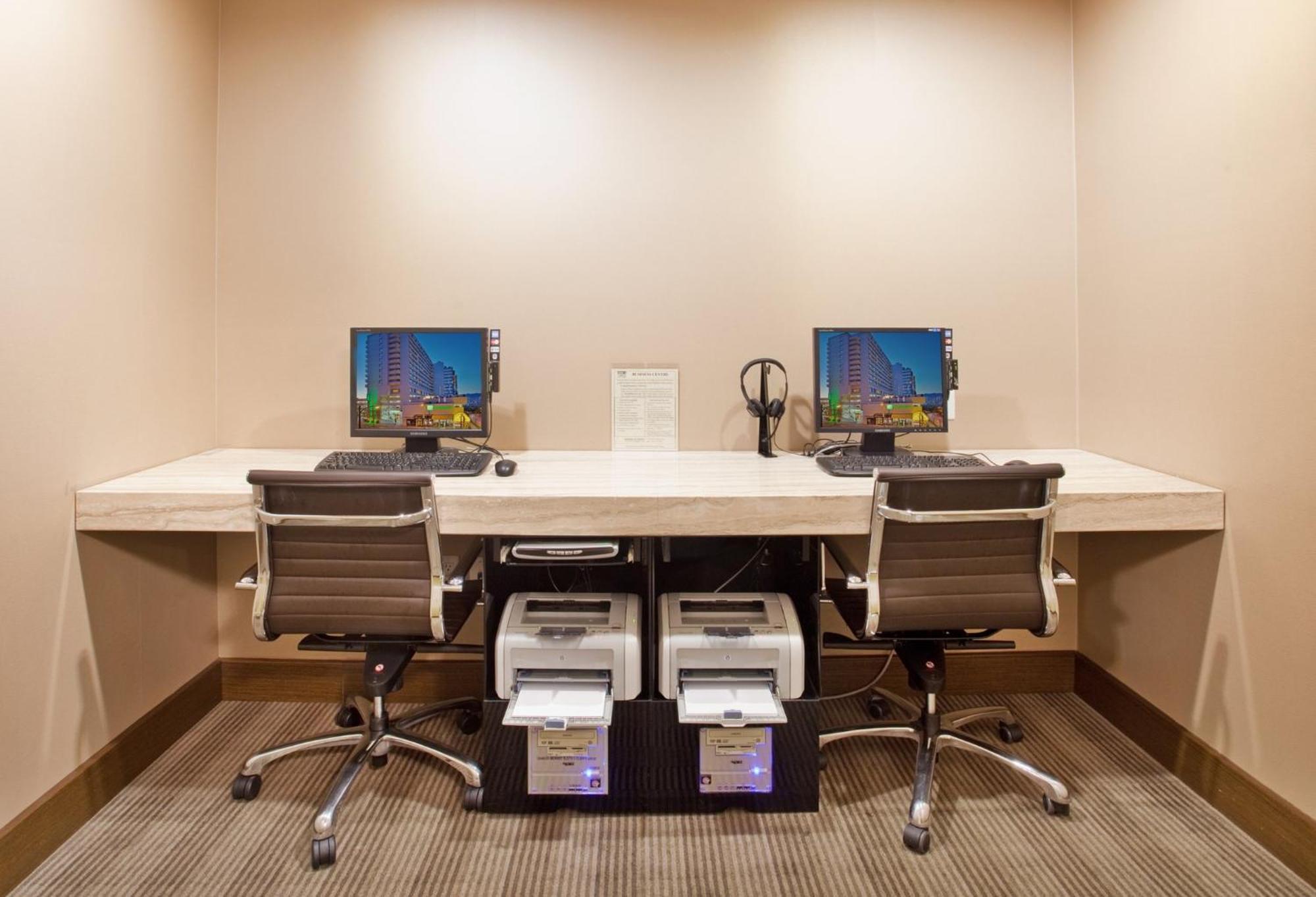 Holiday Inn Vancouver-Centre Broadway By Ihg Bagian luar foto