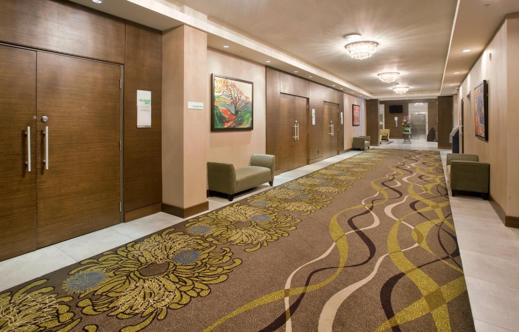 Holiday Inn Vancouver-Centre Broadway By Ihg Bagian luar foto